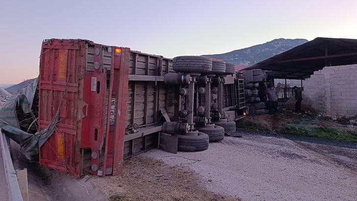 Hurda yüklü TIR devrildi; 1 yaralı