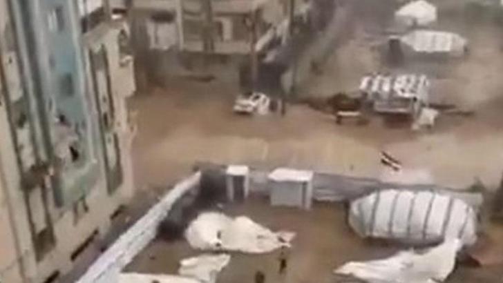 Gazze’de şiddetli yağış nedeniyle çadırlar su altında kaldı