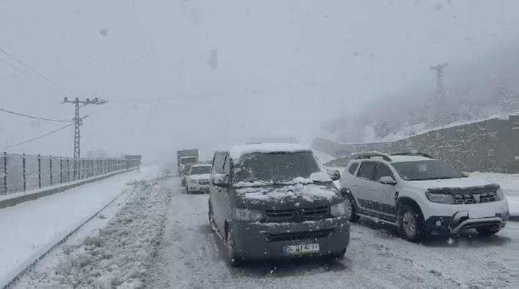 Bingöl’de 20 köy yolu kardan kapandı