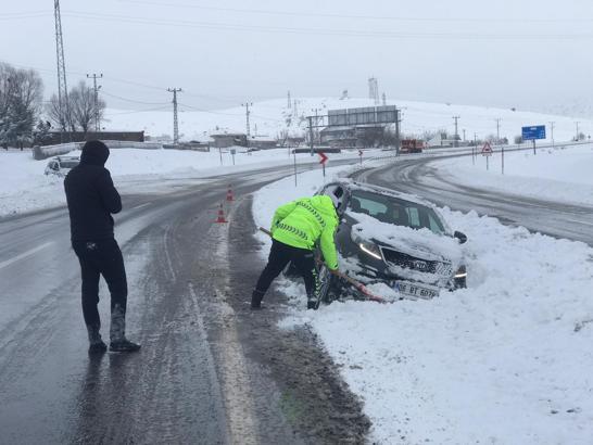 Bitlis’te kar nedeniyle 290 köy yolu ulaşıma kapandı (2)