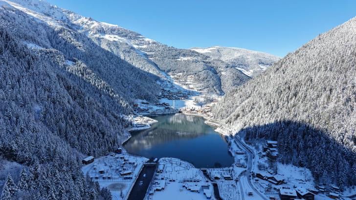 Uzungöl’de kar yağışı sonrası seyirlik manzaralar oluştu