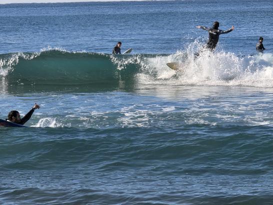 Hatay'da güneşli havanın keyfini sörf yaparak çıkardılar