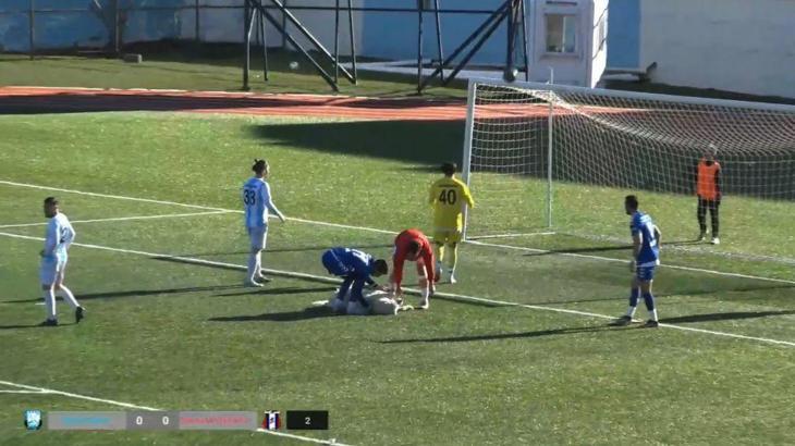 Maçta sahaya girip uyuyan köpek güldürdü