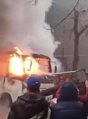 Park halindeki servis midibüsü alev alev yandı