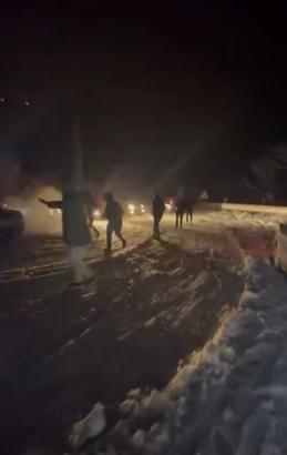 Oylat Kaplıcaları yolu kar nedeniyle kapandı, araçlar mahsur kaldı