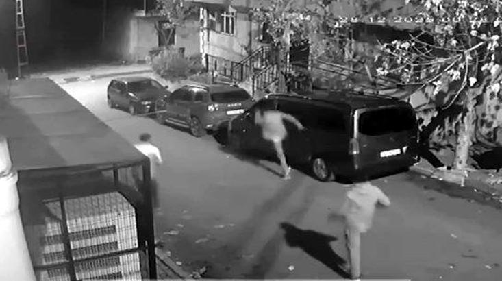 İstanbul - Avcılar'da park halindeki araçların aynalarını kıran kişiler kamerada