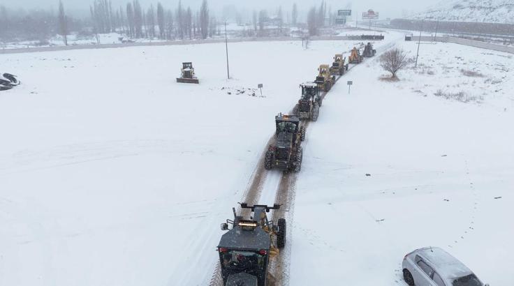 Doğu Karadeniz'de 61 köy yolu, kardan kapandı