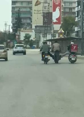 Benzini biten motosikleti ayaklar ile ittiler