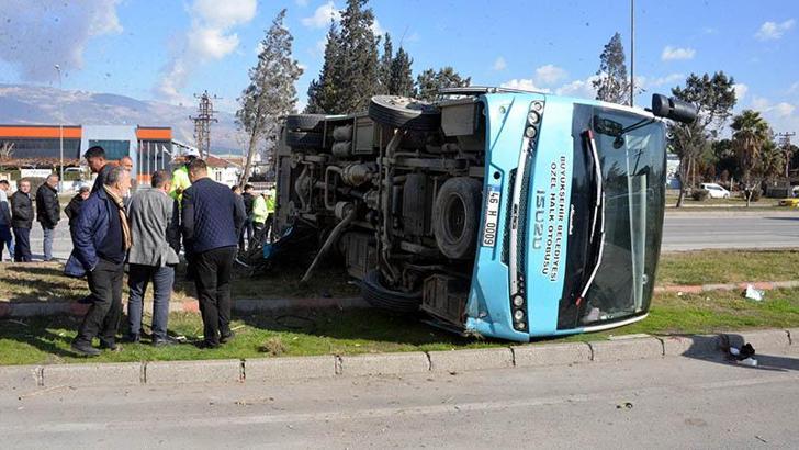 Kahramanmaraş'ta 3 aracın karıştığı kaza; 17 yaralı