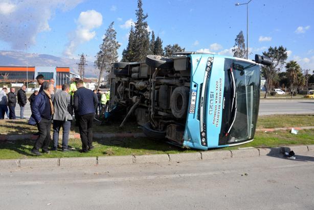Kahramanmaraş'ta 3 aracın karıştığı kaza; 17 yaralı