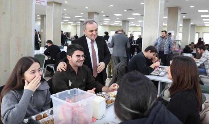 ERÜ Rektörü Prof. Dr. Altun, öğrenciler ile yemek yedi
