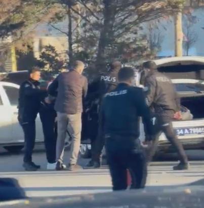 İstanbul - Sultangazi'de takip ettiği çocuğa silahla ateş ederken yolda yürüyen kişiyi vurdu