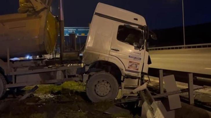 Başakşehir'de dorsesi açık kalan kamyon bariyerlere çarptı; şoförü ağır yaralandı