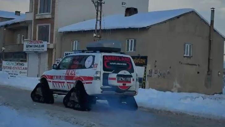 Yüksekova’da köyde hastalanan çocuk, paletli kar ambulansıyla hastaneye ulaştırıldı