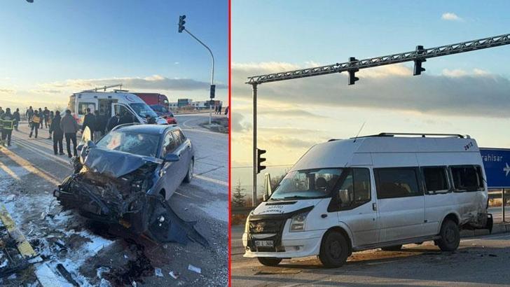 Öğrenci servis minibüsü ile otomobil çarpıştı: 9 yaralı