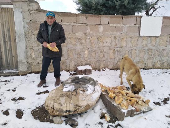 Hayvanlara yaz-kış su ve ekmek taşıyor