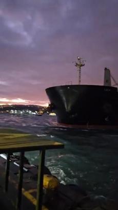 İstanbul- Beşiktaş'ta sürüklenen kuru yük gemisi son anda durdu