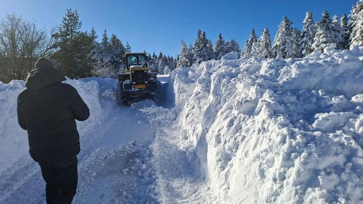 Kastamonu'da kar kalınlığı 2 metreye yaklaştı; 616 köy yolu kapalı
