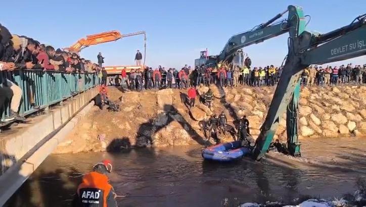 Şanlıurfa'da kanala düşen otomobilin sürücüsü aranıyor