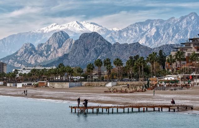 Karlı dağ manzarasında sahil keyfi