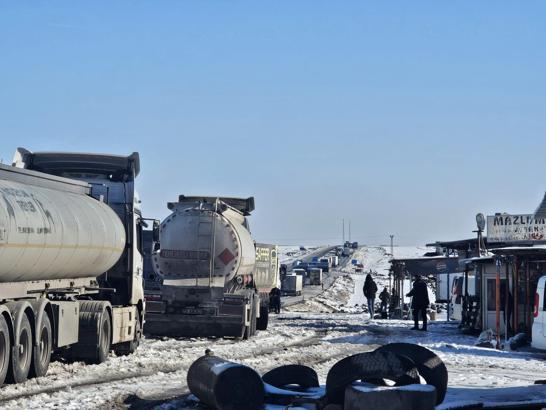 Uluslararası İpekyolu'nda uzun araç kuyrukları oluştu