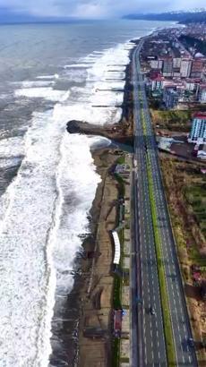 Rize'de fırtına; dalgalar sahil yoluna ulaştı (2)