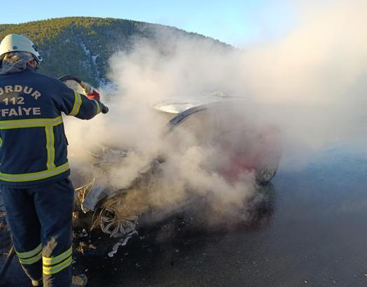 Yanan otomobil kullanılamaz hale geldi