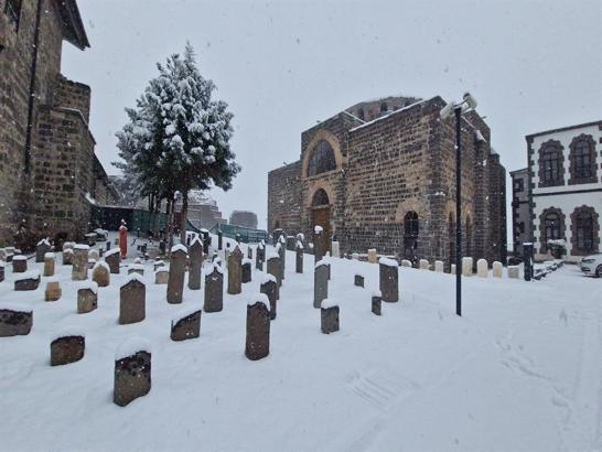 Diyarbakır'da eğitime kar engeli
