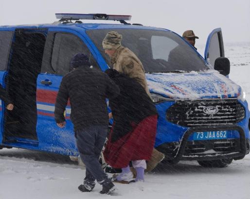 Şırnak’ta karda mahsur kalanlara jandarmadan yardım
