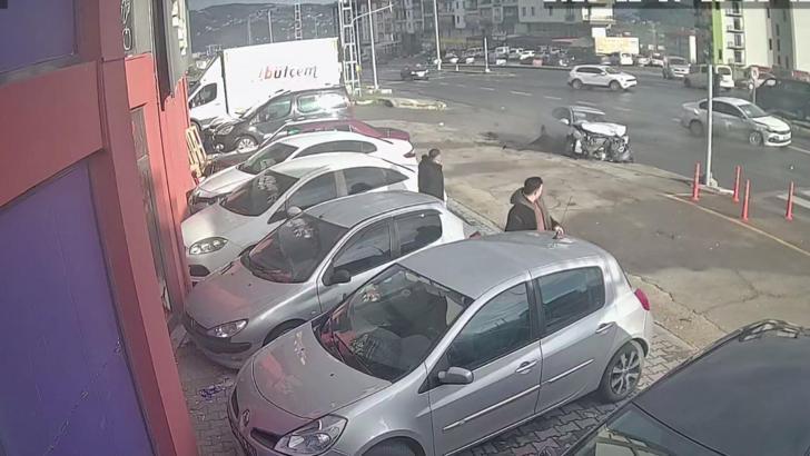 Zonguldak’ta iki otomobilin çarpıştığı kaza kamerada: 7 yaralı