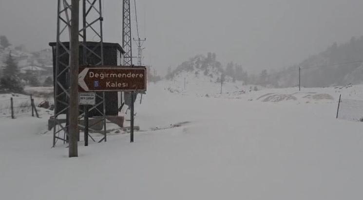 Kadirli'nin yüksek kesimlerine kar yağdı