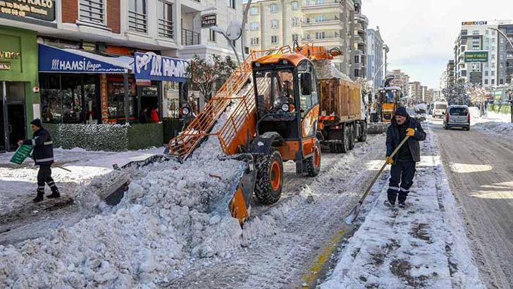 Van'da kardan kapanan 312 yerleşim yerinin yolu ulaşıma açıldı