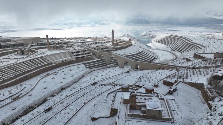Hasankeyf’te kar yağışı sonrası manzara dronla görüntülendi
