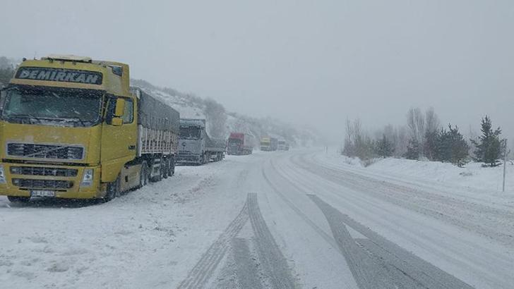 Tokat-Sivas kara yolunda kar yağışı nedeniyle ulaşım aksadı