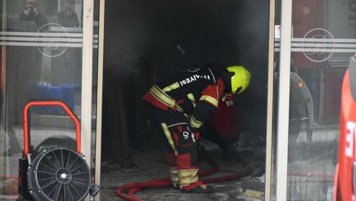 Atıl haldeki otel binasında patlama sonrası yangın; 2 işçi dumandan etkilendi