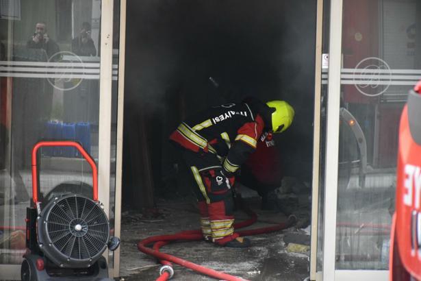 Atıl haldeki otel binasında patlama sonrası yangın; 2 işçi dumandan etkilendi