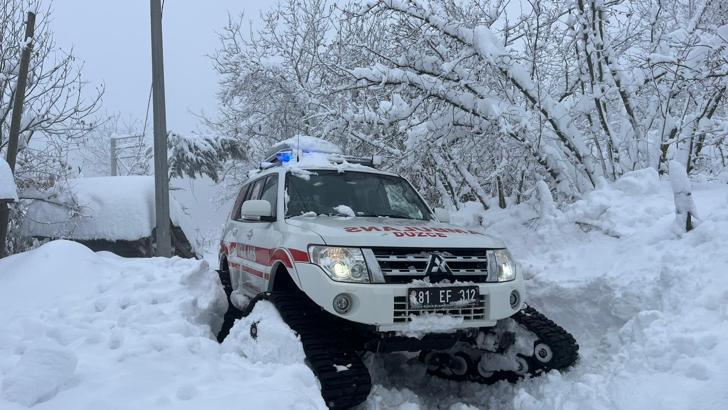 Kar nedeniyle yolu kapanan köydeki hastaya paletli ambulansla ulaşıldı