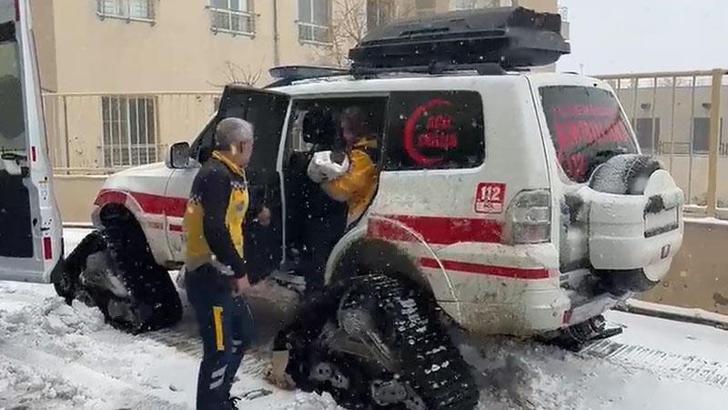 Şanlıurfa’da kar nedeniyle yolları kapanan mahallerdeki hastalar, paletli ambulansla nakledildi
