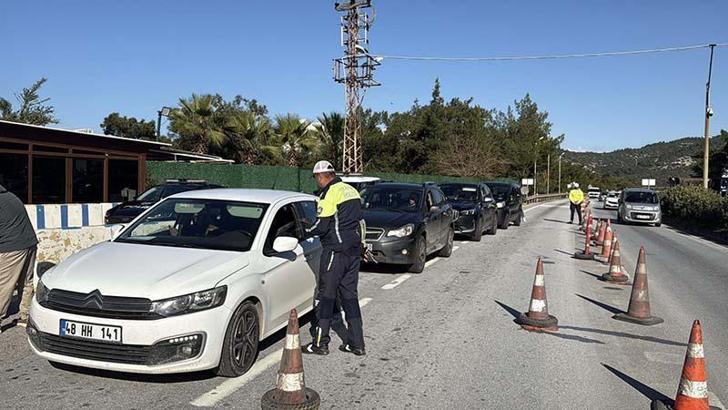 Bodrum'da yılbaşı öncesi tedbirler arttı; ilçeye son 24 saatte 10 bin araç giriş yaptı