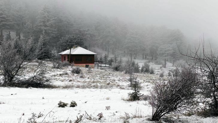 Manisa'da seyirlik kar manzarası