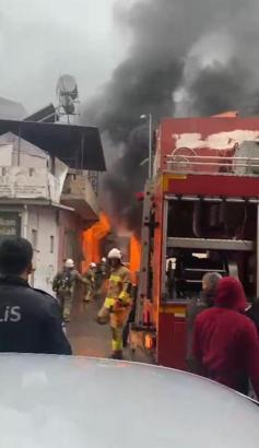 Hatay'da kumaş deposunda yangın
