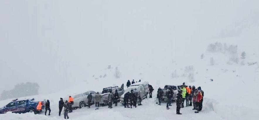 Artvin’de çığ düştü; kar altında kalan 3 çobandan 1’i öldü, 2’si aranıyor (2)