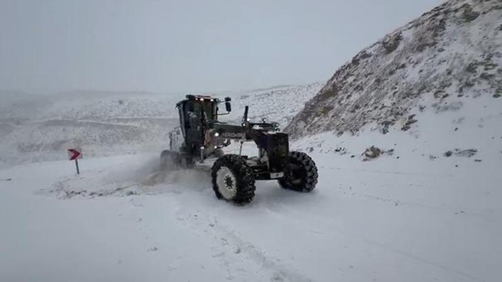 Malatya'da ekiplerin karla mücadele çalışması