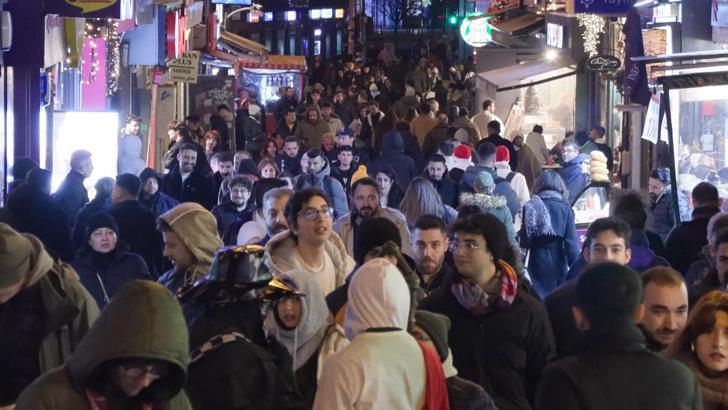 İstanbul - Kadıköy'de yılbaşı kutlamaları öncesi yoğunluk