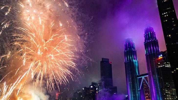 Malezya yeni yıla havai fişek gösterileriyle girdi