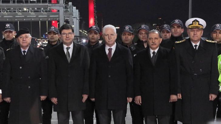 İstanbul- Vali Gül, 15 Temmuz Şehitler Köprüsü'nde denetimlere katıldı; sürücülerin yeni yılını kutladı