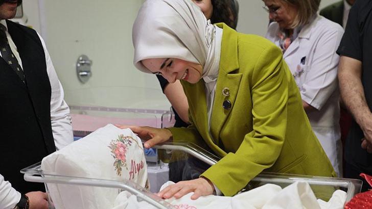 Bakan Göktaş, yılın son günü doğan bebekleri ziyaret etti