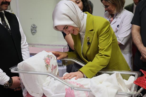 Bakan Göktaş, yılın son günü doğan bebekleri ziyaret etti