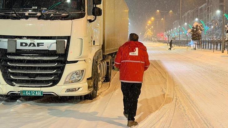 Türk Kızılay’ı Muş-Bingöl karayolunda mahsur kalan 50 kişinin yardımına koştu