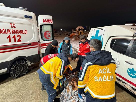 Gaziantep’te kardan yolu kapanan köydeki epilepsi hastasına yürüyerek ulaştılar